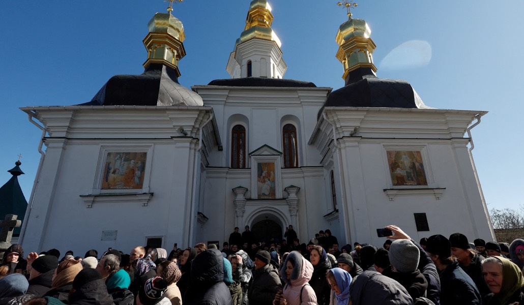 Fieles de la Iglesia ortodoxa ucraniana rezan en el monasterio Pechersk Lavra en 2023.