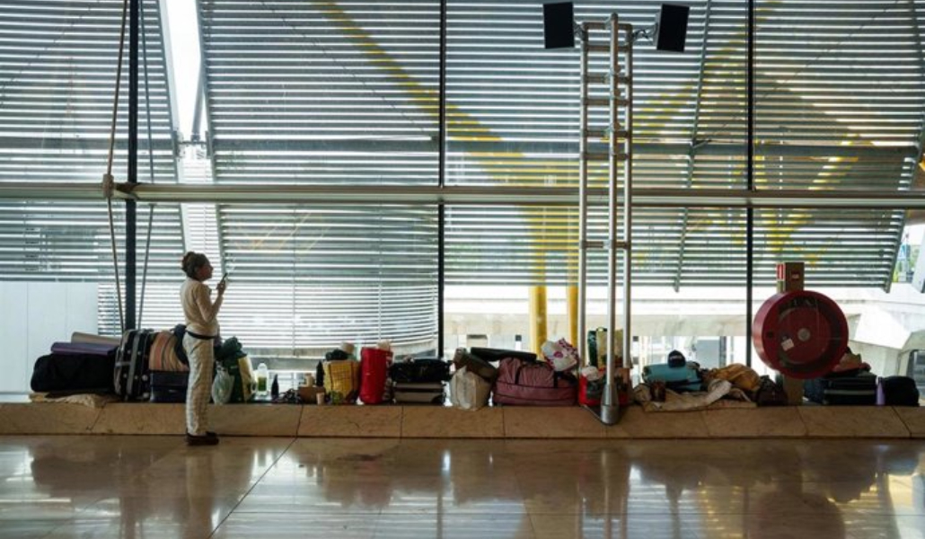 Una mujer con bártulos en el aeropuerto de Barajas