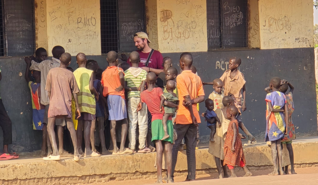 El cooperante con algunos de los niños a los que atienden en el campo de Gumbo.