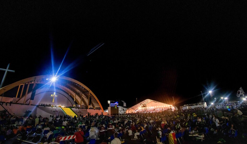 Cerca de un millón de jóvenes participan en la vigilia en Tor Vergata.