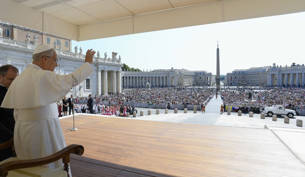 El Papa León XIV saluda a los peregrinos durante su audiencia general el 6 de agosto en la plaza de San Pedro del Vaticano. Foto: CNS / Vatican Media.