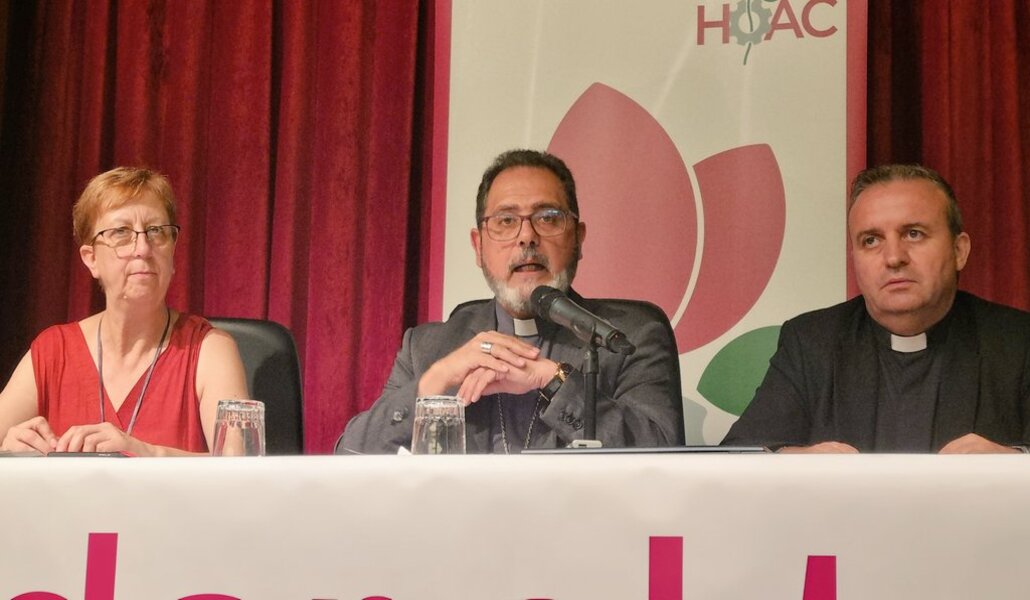 Maru Megina, Vicente Martín y Luis Manuel Romero durante el encuentro. Foto: HOAC.