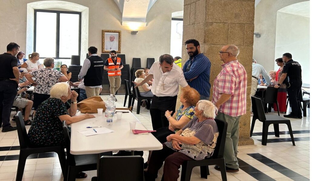 El obispo de Plasencia visita a los alojados en el seminario tras el incendio de Jarilla. Foto: Diócesis de Plasencia.