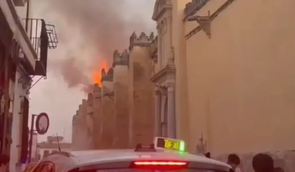 Las llamas afloran por la cubierta de lateral este de la mezquita-catedral de Córdoba. Foto: ABC.
