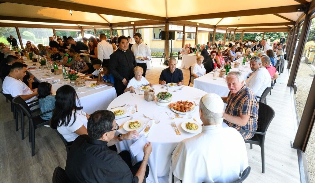 León XIV durante el almuerzo con las personas atendidas por Cáritas en Albano. Foto: Vatican Media.