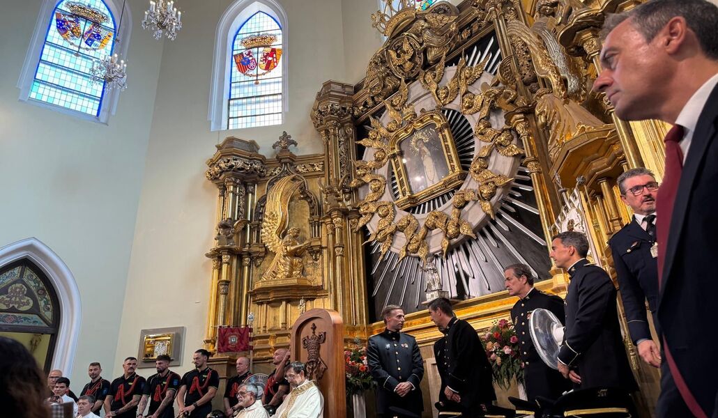 Cobo con los bomberos y las autoridades en la celebración de La Paloma. Foto: Archimadrid.