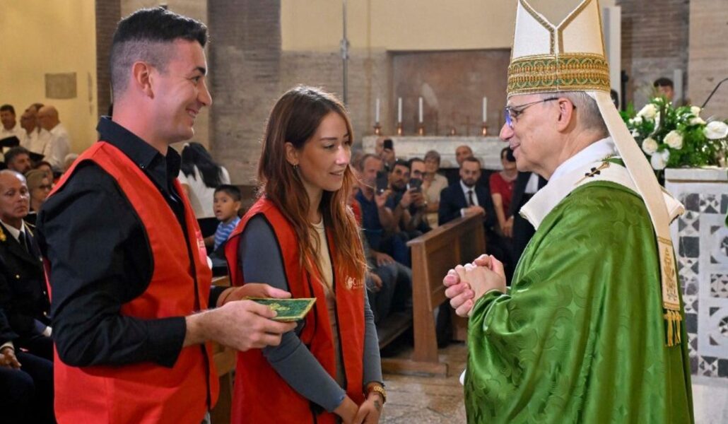 León XIV durante la Misa en Albano con dos voluntarios que trabajan con personas sin hogar. Foto: Vatican News.