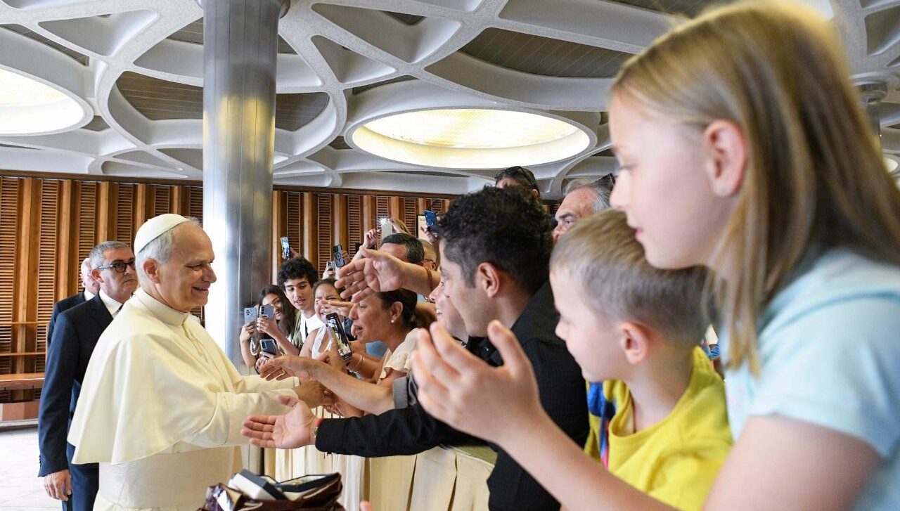 El Papa con los fieles en el Aula Pablo VI este 13 de agosto. Foto: Vatican Media.