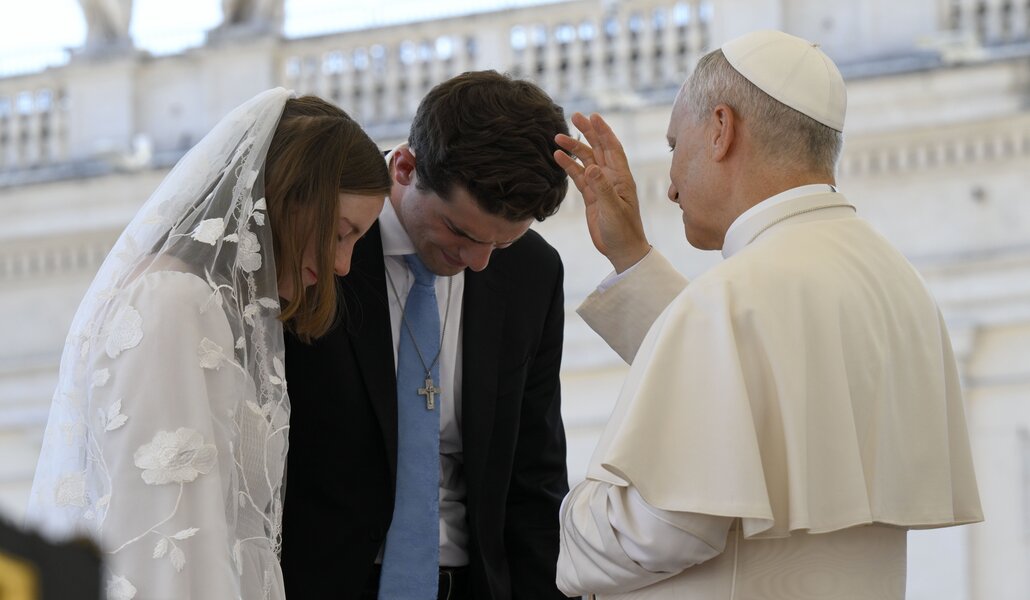 El Papa bendice a una pareja de recién casados.