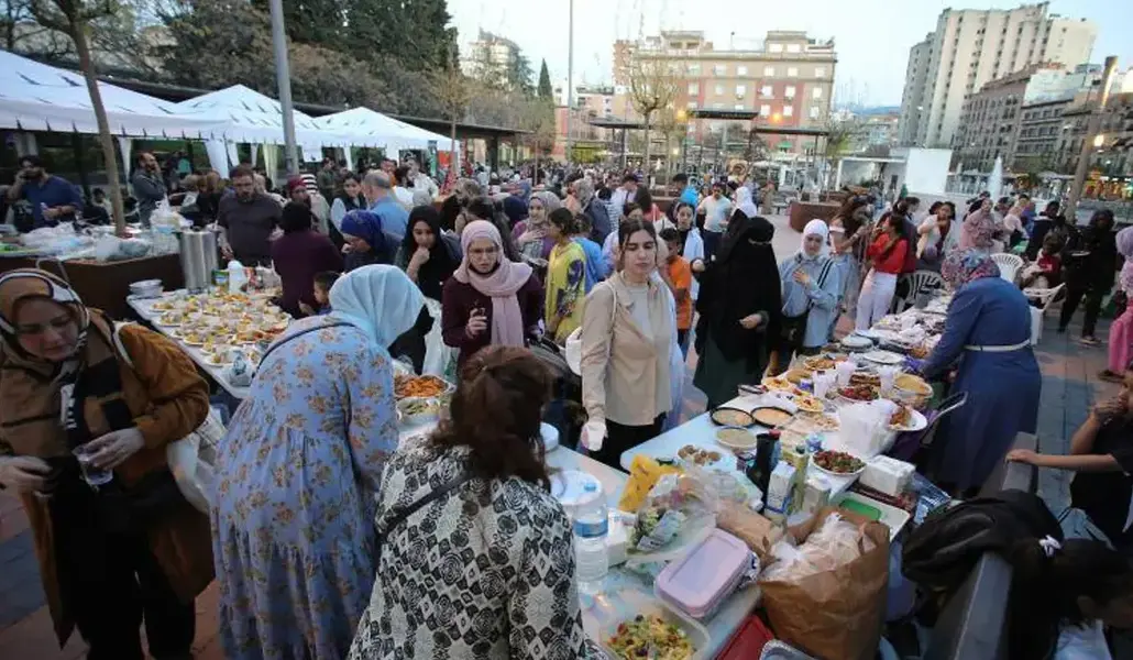 Un grupo de mujeres rompe el ayuno del Ramadán en Granada. Foto: EFE / ABC.