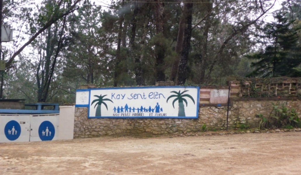 Entrada al centro Kay Sy. Helène en Haití.