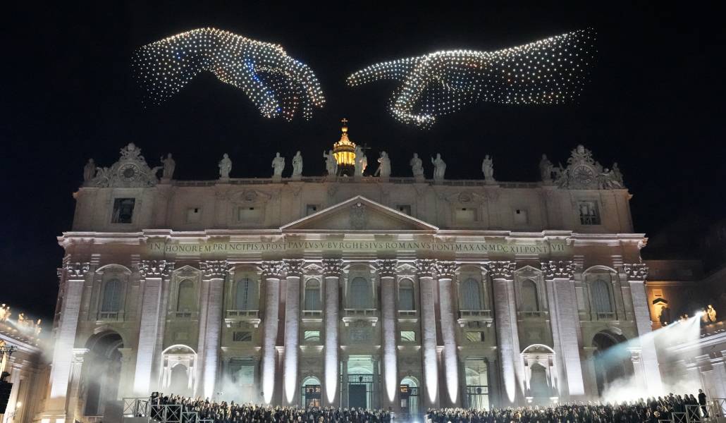 El dedo de Adán y el dedo de Dios de la escena de la creación en el fresco del techo de Miguel Ángel en la Capilla Sixtina representado por los drones en el espectáculo