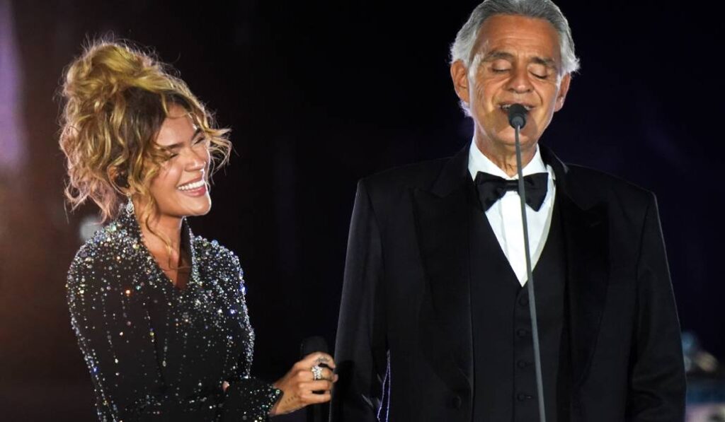 Andrea Bocelli y Karol G cantan juntos durante el concierto