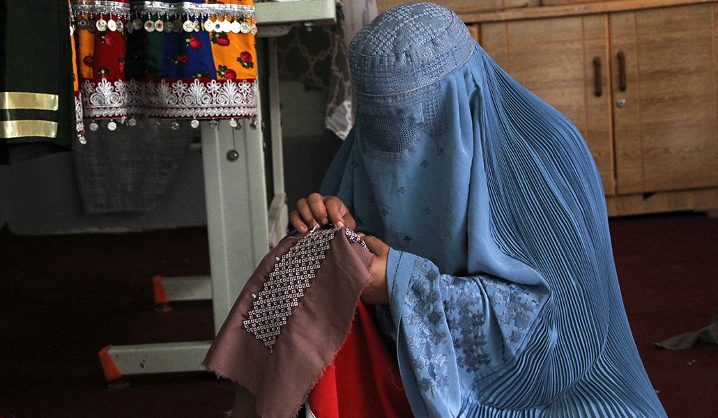 Una mujer afgana cose 'khamak', un bordado tradicional de Kandahar