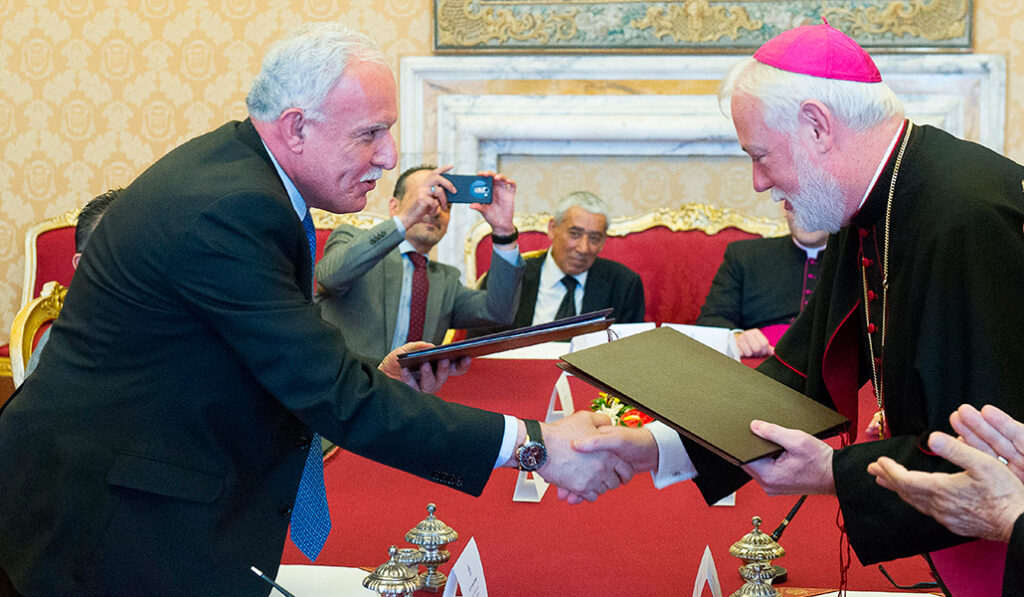 Los ministros de Exteriores palestino y vaticano, Al Malki y Gallagher, firmaron el acuerdo en junio de 2015