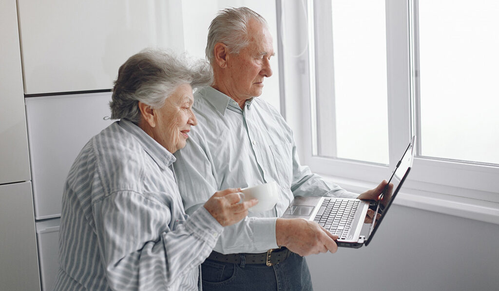 Foto de recurso de una pareja de mayores con un ordenador