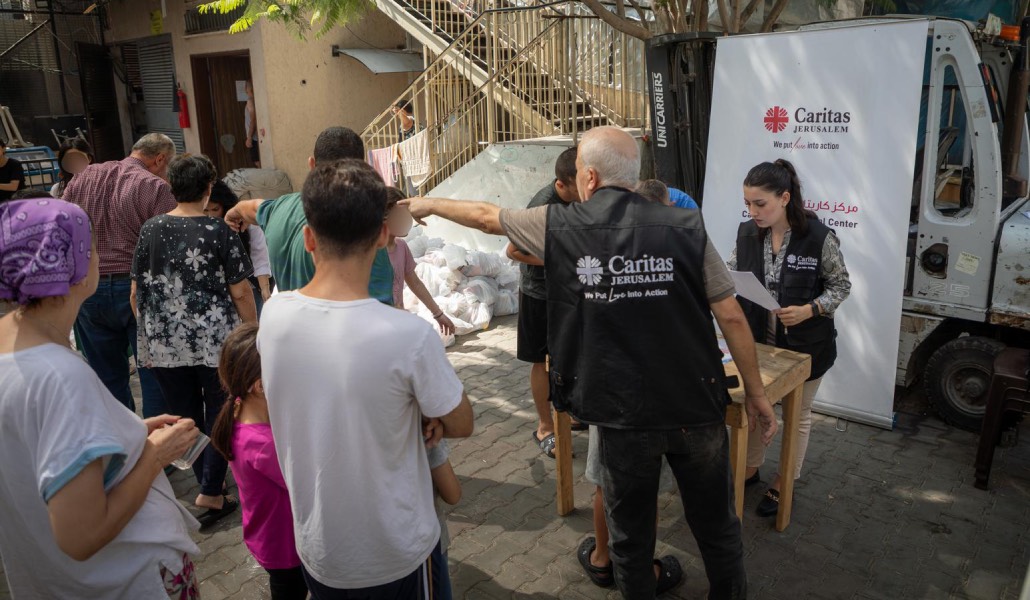 Reparto de alimentos en la parroquia de Gaza.