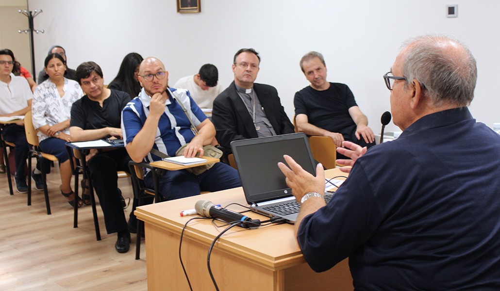 Sesión inicial con Manuel Bru y el obispo auxiliar José Antonio Álvarez