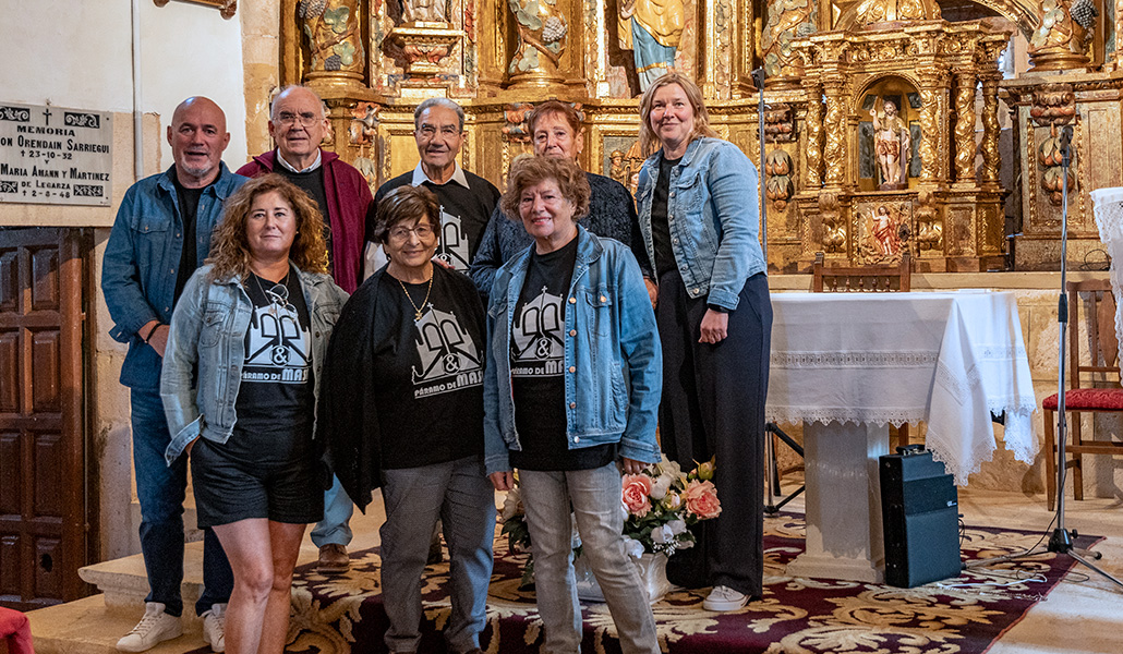 Josechu de Miguel, a la izquierda, junto a los miembros de su asociación en la inauguración del retablo