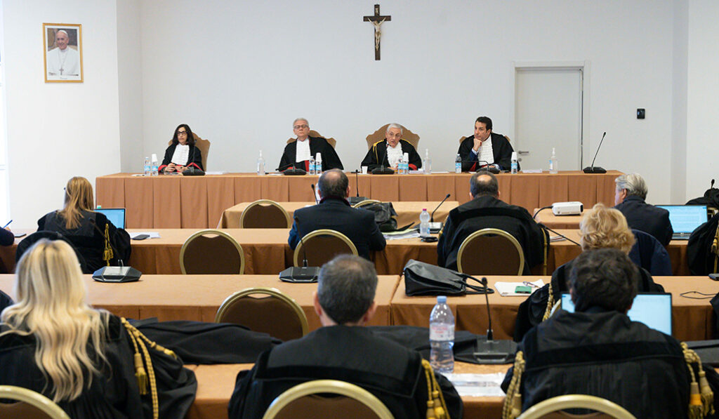 Los jueces durante el juicio del cardenal Becciu y otros nueve acusados ​​por delitos financieros