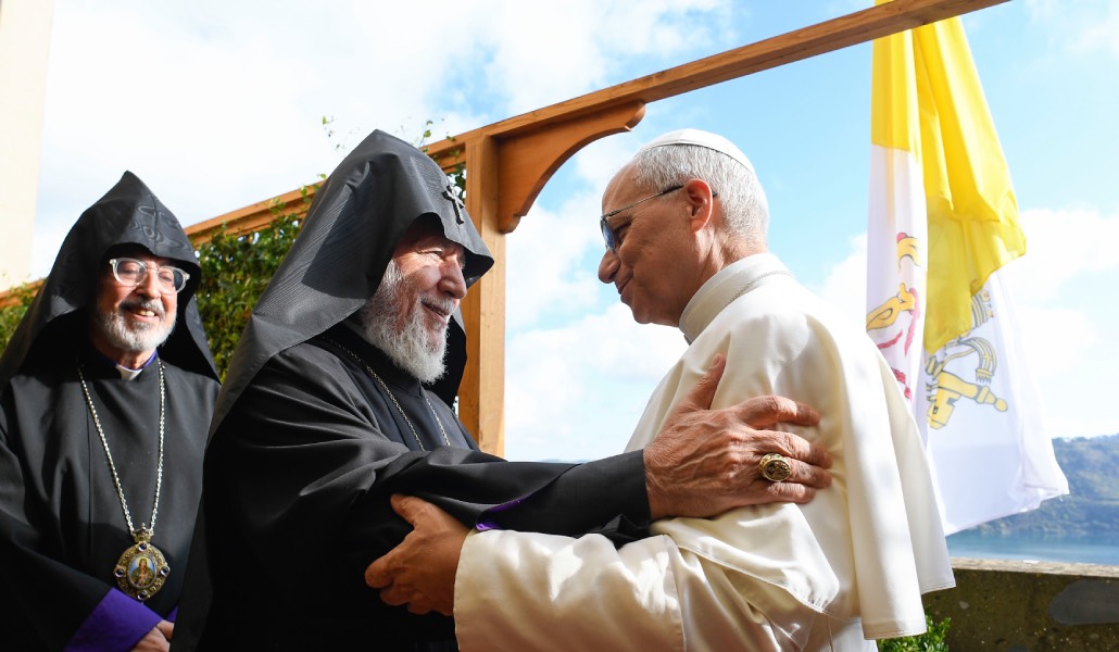 Saludo entre Karekin y León XIV en Castel Gandolfo.