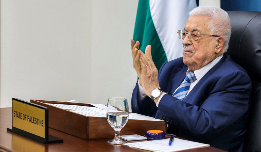 El presidente palestino, Mahmoud Abás, aplaude durante su intervención por videoconferencia en la reunión de la ONU