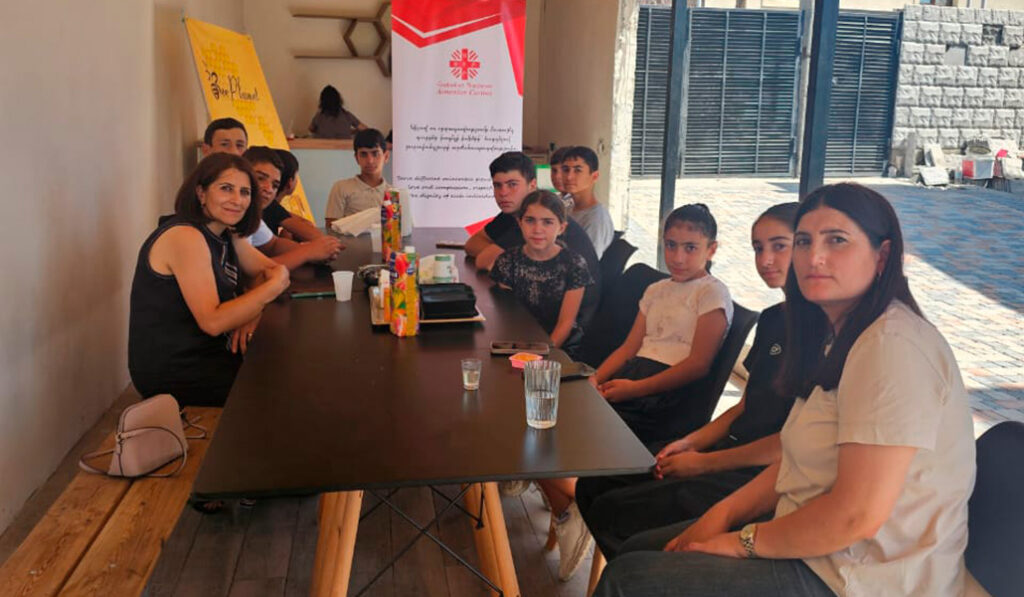 Cáritas también organiza actividades con familias y niños para intentar sanar su trauma.