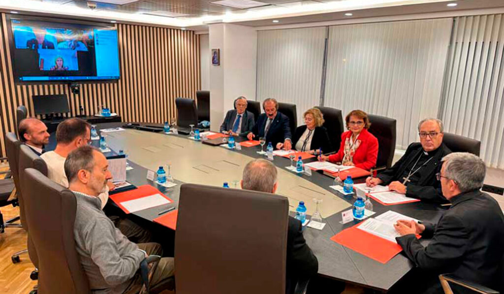 Primera reunión de la comisión, hace un año. Ahora la configuración de la mesa es distinta.