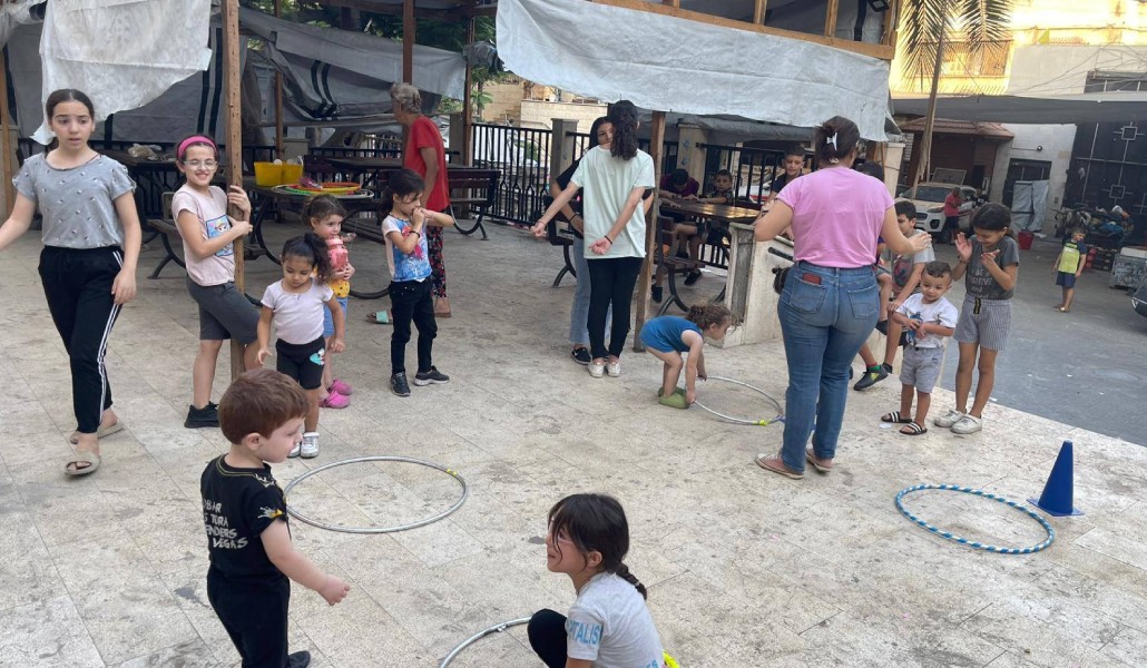 Juegos con aros para los niños del Oratorio de San José.