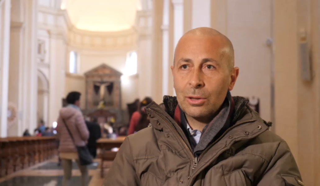 Gori con abrigo en el interior de una iglesia. Es periodista y asumió esta función por amistad con la familia.