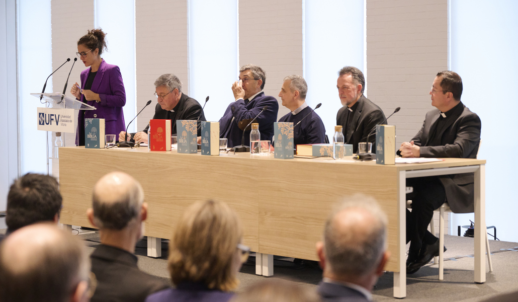 Un momento de la presentación de la Biblia. Foto: Carlos Mira / BAC.