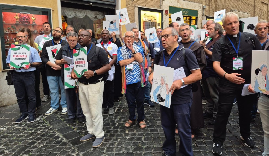 Los sacerdotes marchando por las calles de Roma