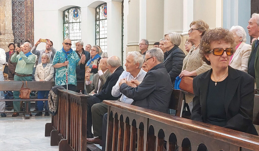 Los sordociegos tocan las manos para seguir la Misa