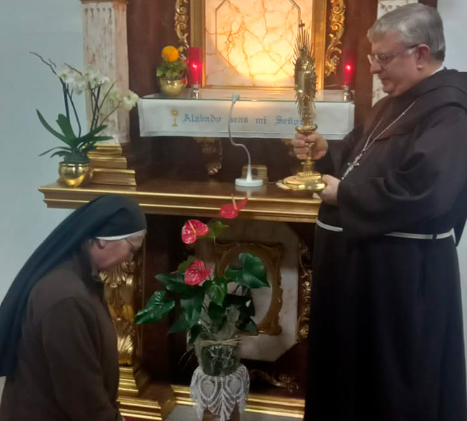 La religiosa recibe la bendición con el Santísimo