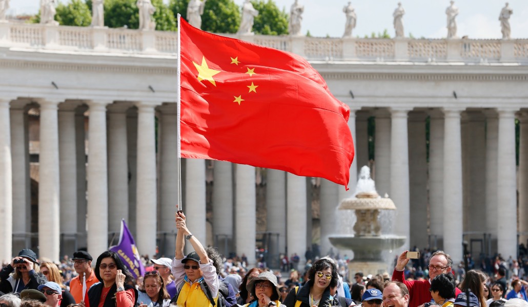 Bandera de China en la plaza de San Pedro.