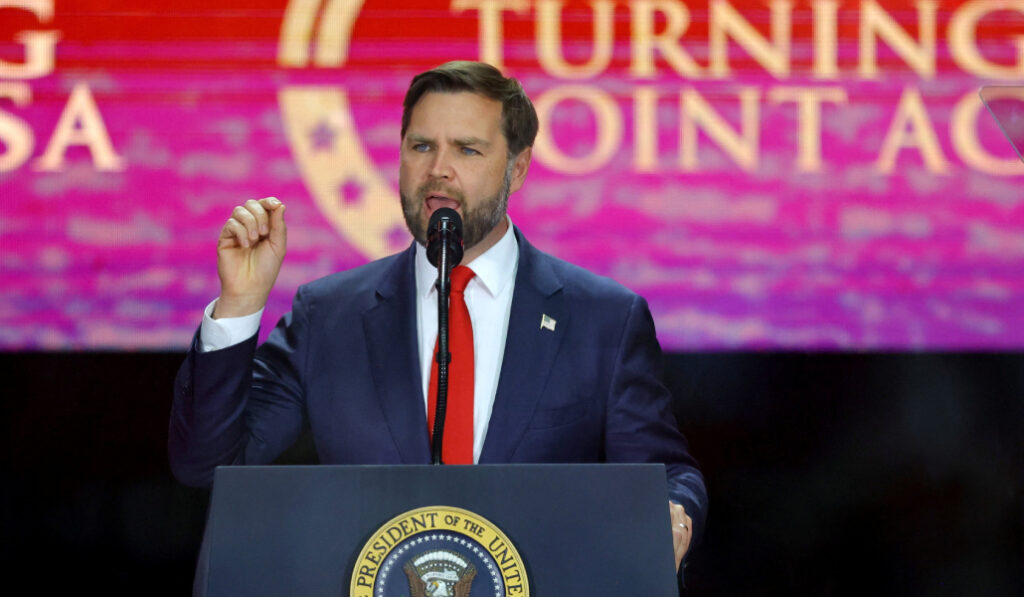 Vance durante el homenaje a Charlie Kirk en el que su viuda perdona al asesino