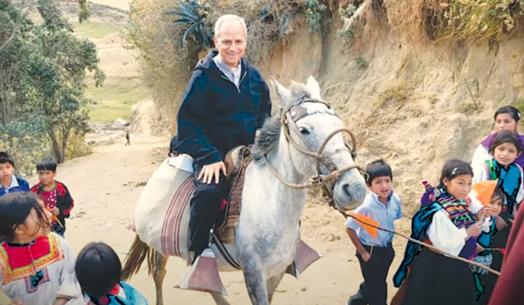 Prevost montado en un caballo en Perú