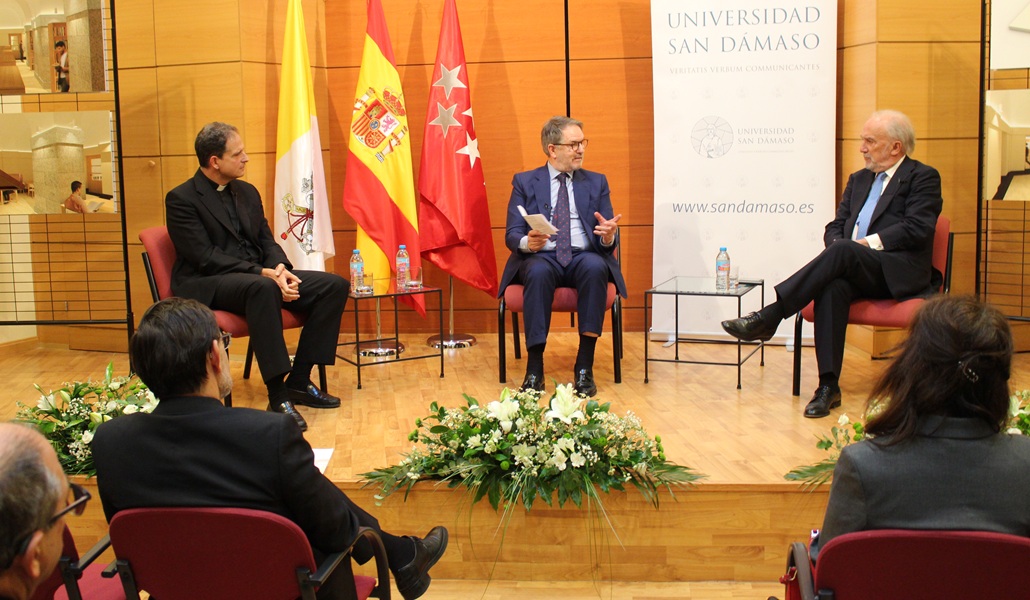 Nicolás Álvarez de las Asturias, Bieito Rubido y Santiago Muñoz en la presentación del proyecto