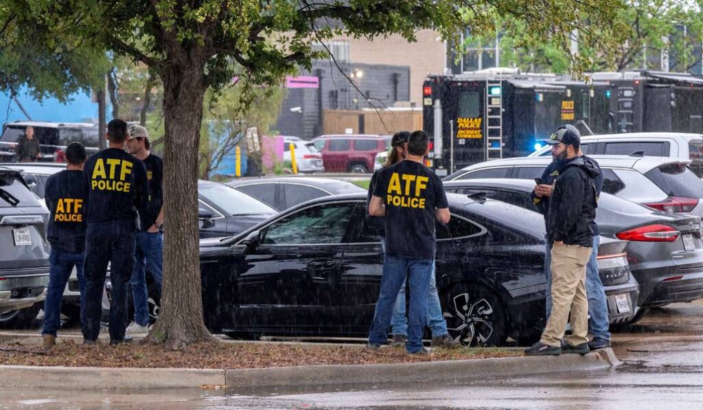 Agentes estadounidenses en los alrededores de la oficina del ICE atentada en Dallas
