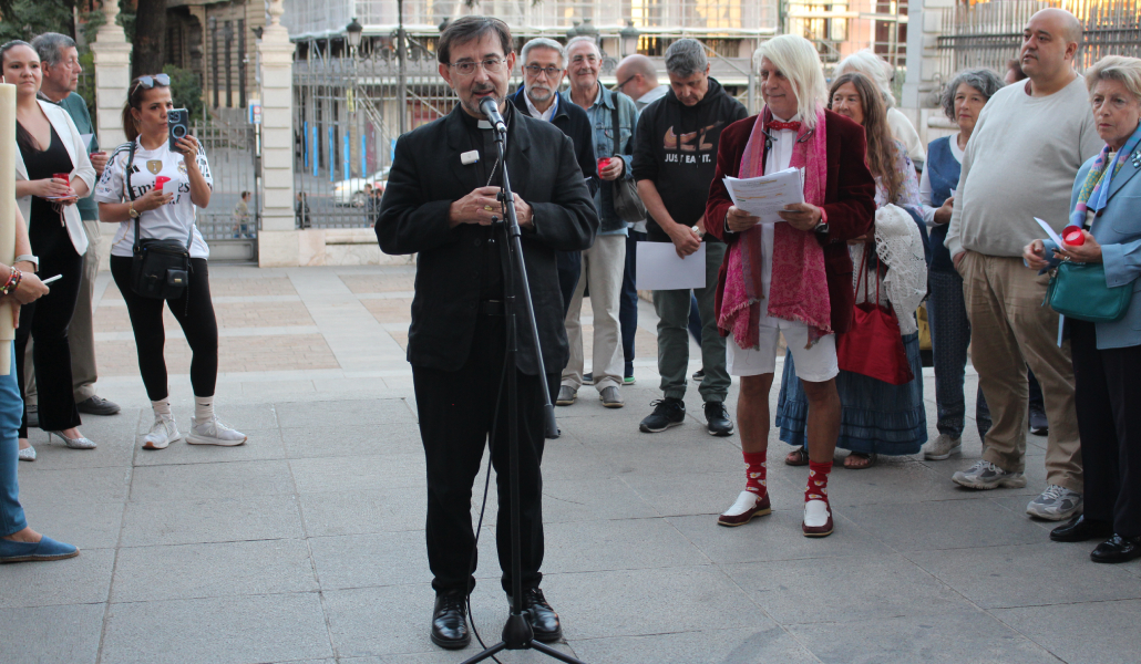 El cardenal José Cobo en el Jubileo de los Artistas en el atrio de la catedral de la Almudena