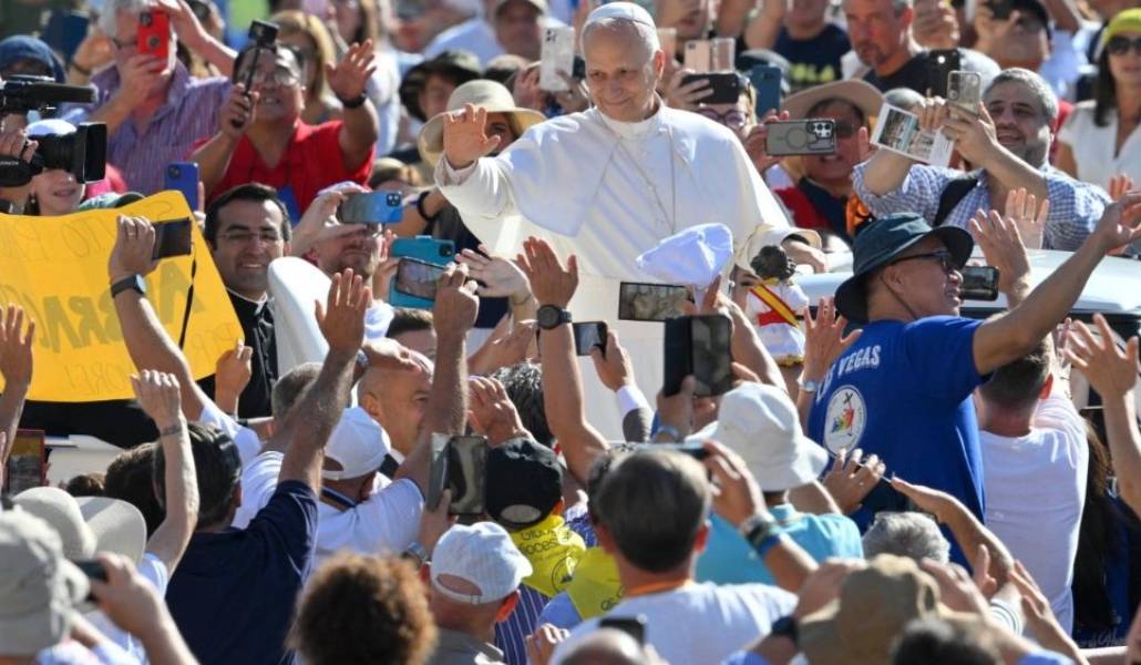 El Papa saluda a los fieles congregados en la plaza de San Pedro durante la audiencia jubilar de este sábado