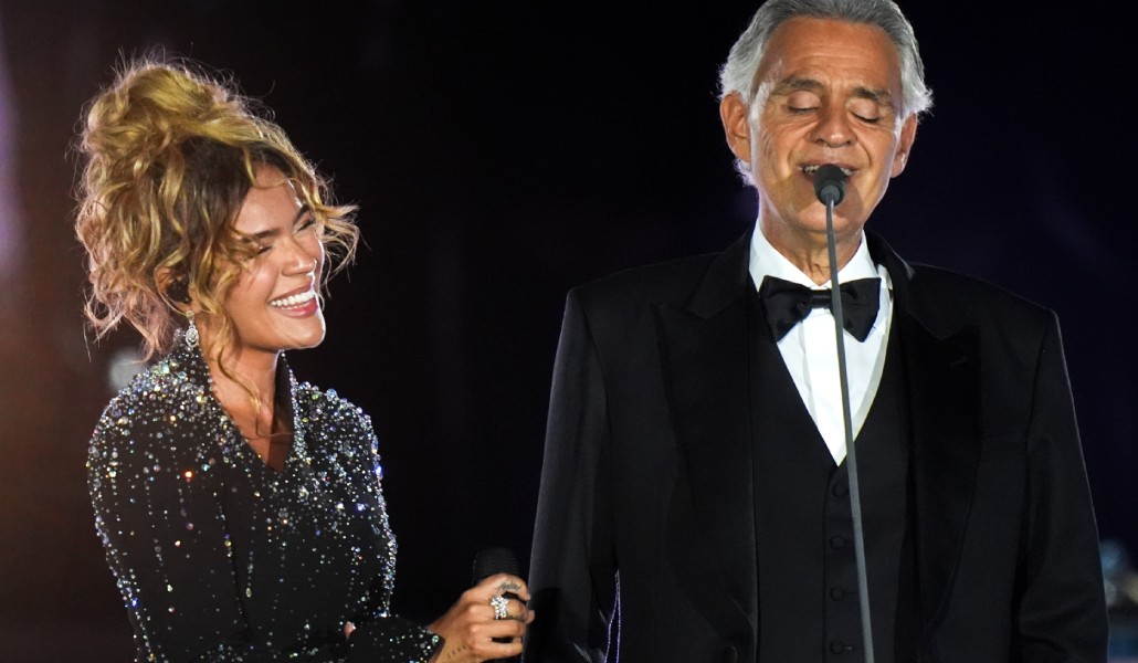 Karol G y Andrea Bocelli durante la gran cita musical