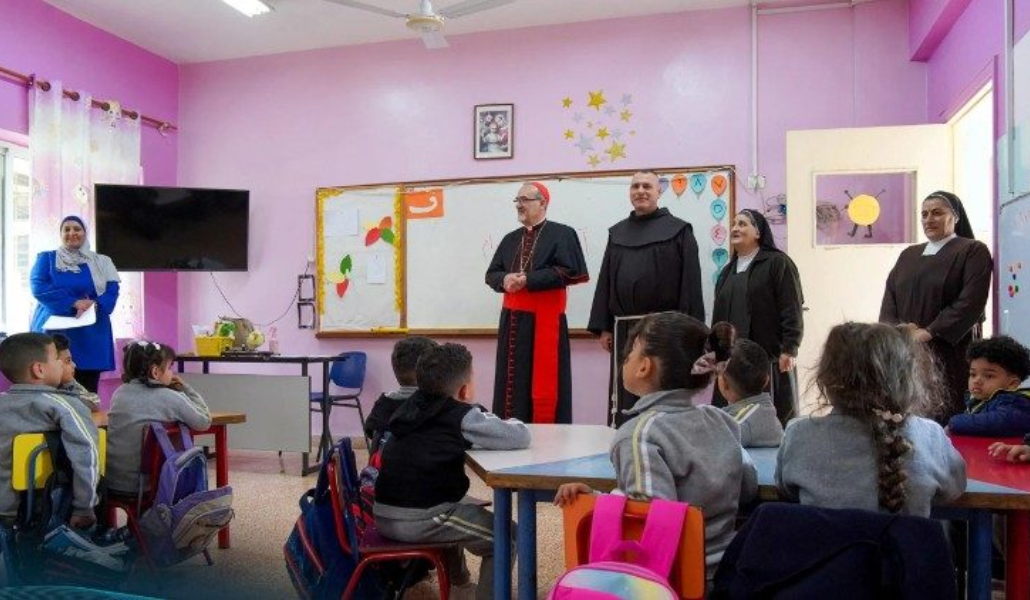 Pierbattista Pizzaballa visita una escuela católica