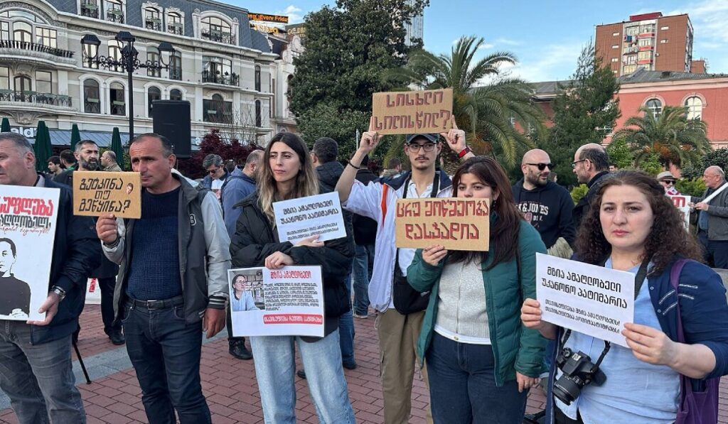 Concentración en defensa de Mzia Amaglobeli en la ciudad georgiana de Batumi.
