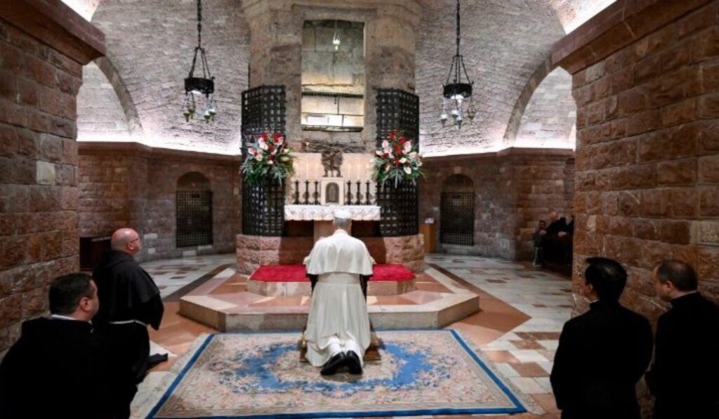León XIV ha rezado ante la tumba del santo de Asís antes de dirigirse a los obispos italianos.