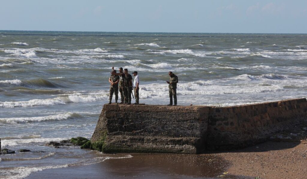Militares del Líbano patrullan la costa tras el hundimiento de un barco con migrantes sirios.