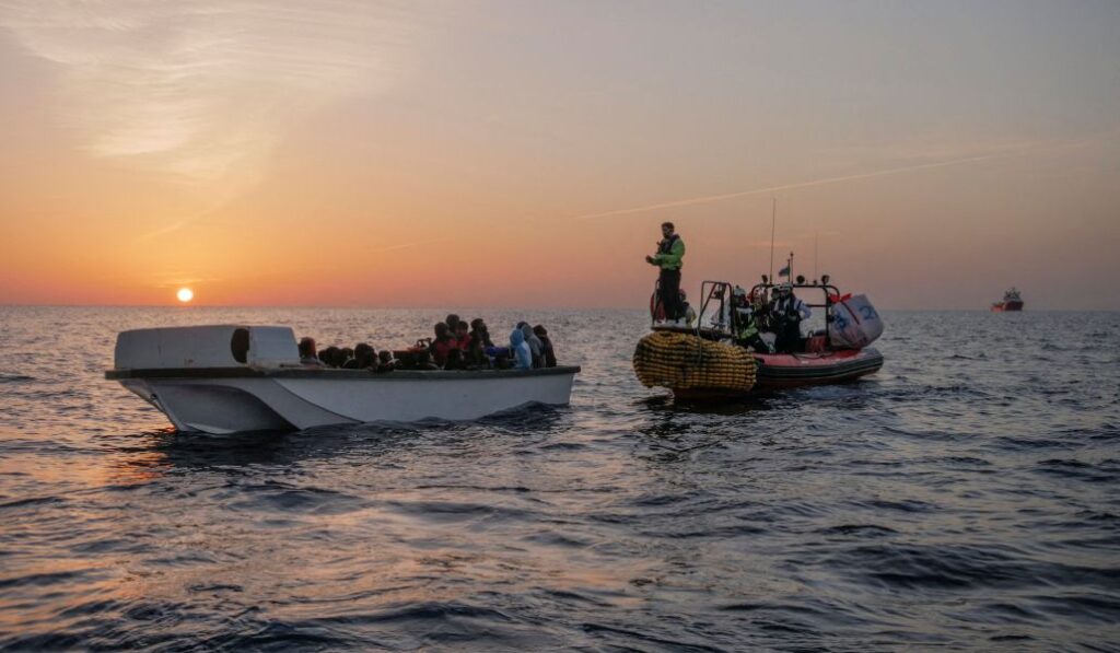 Migrantes esperan a ser rescatados por un buque de la ONG Ocean Viking. 