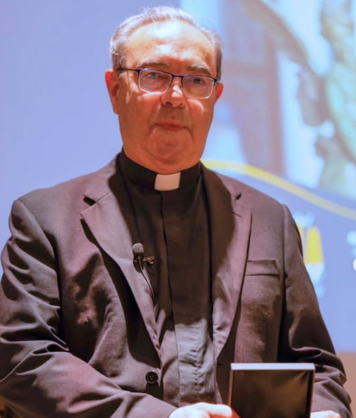 El sacerdote Jesús Martínez García al recibir el premio. Foto: Fundación Fernando Rielo.