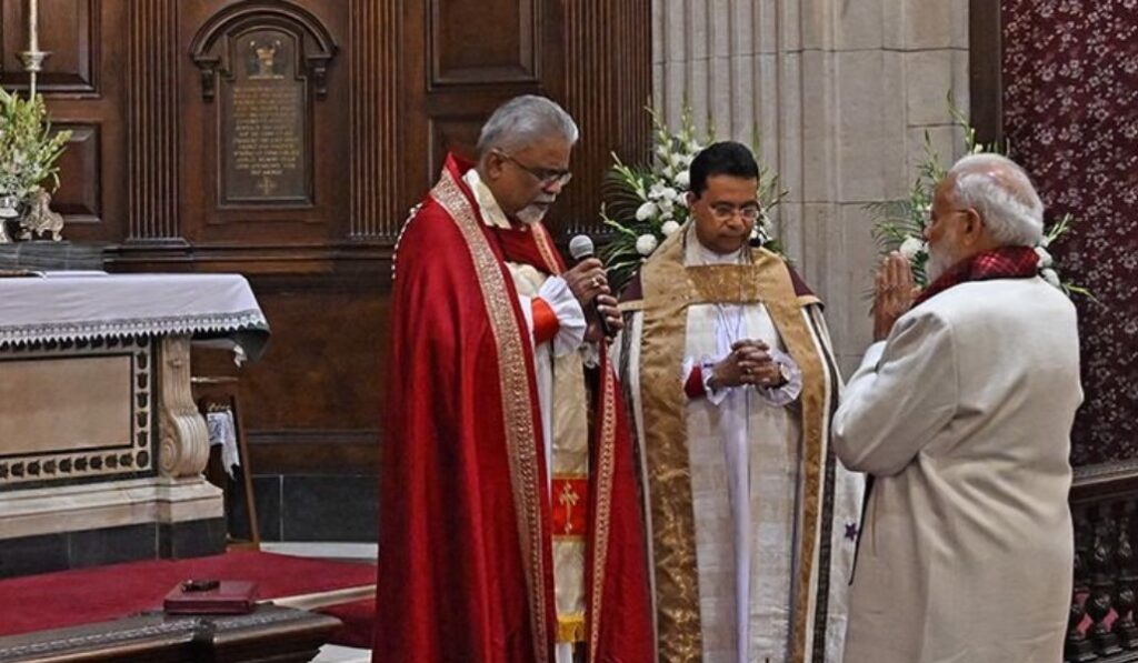 El obispo anglicano de Nueva Delhi, Paul Swarup, pronunció una oración sobre Modi. Foto: Narendra Modi.