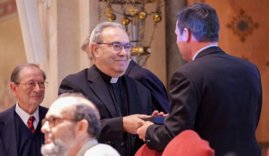 El galardonado recibe el premio de la Fundación Fernando Rielo. Foto: Facebook.